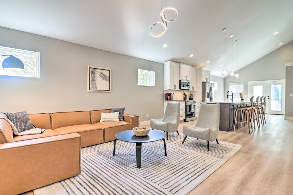Upscale Asheville Abode with Hot Tub and Fire Pit!