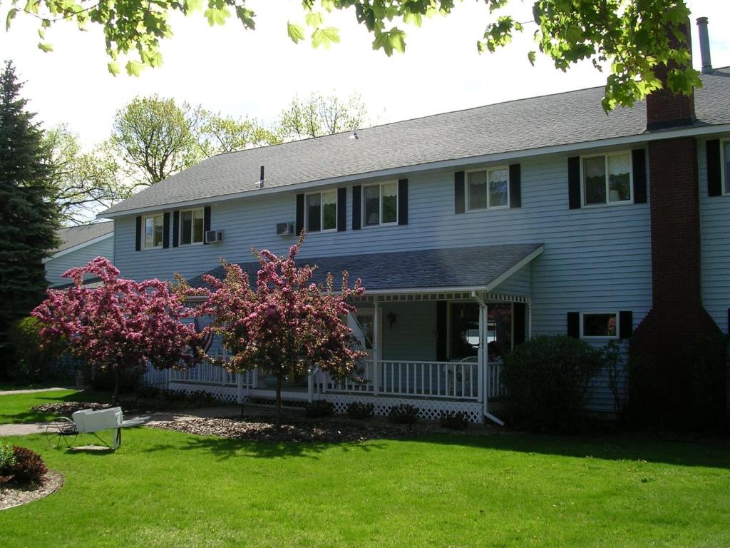 Churchill Pointe Inn (Hubbard Lake) 
