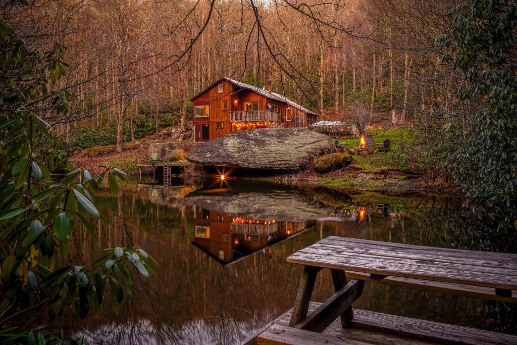 Serene mountain getaway Sleeps 2 to 5 (Boone)