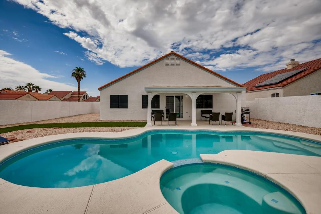 Luxurious House With A Pool