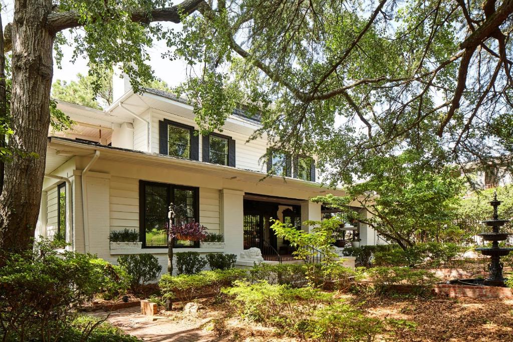 Eden Brae: Historic Southern Gothic Mansion (Birmingham)