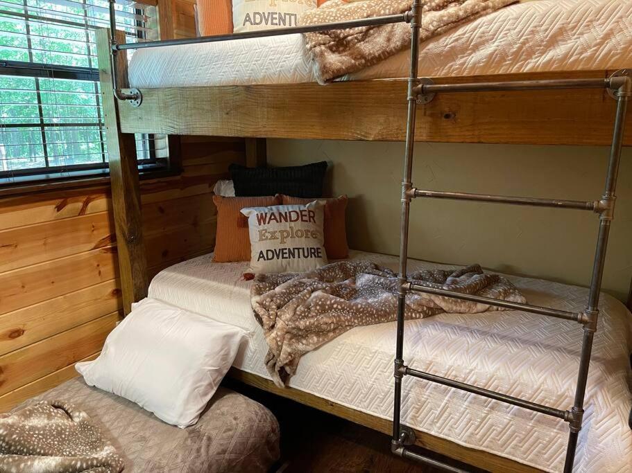 Cross Timbers Cabin on Private 12.5 Acres + Hot Tub (Broken Bow) 