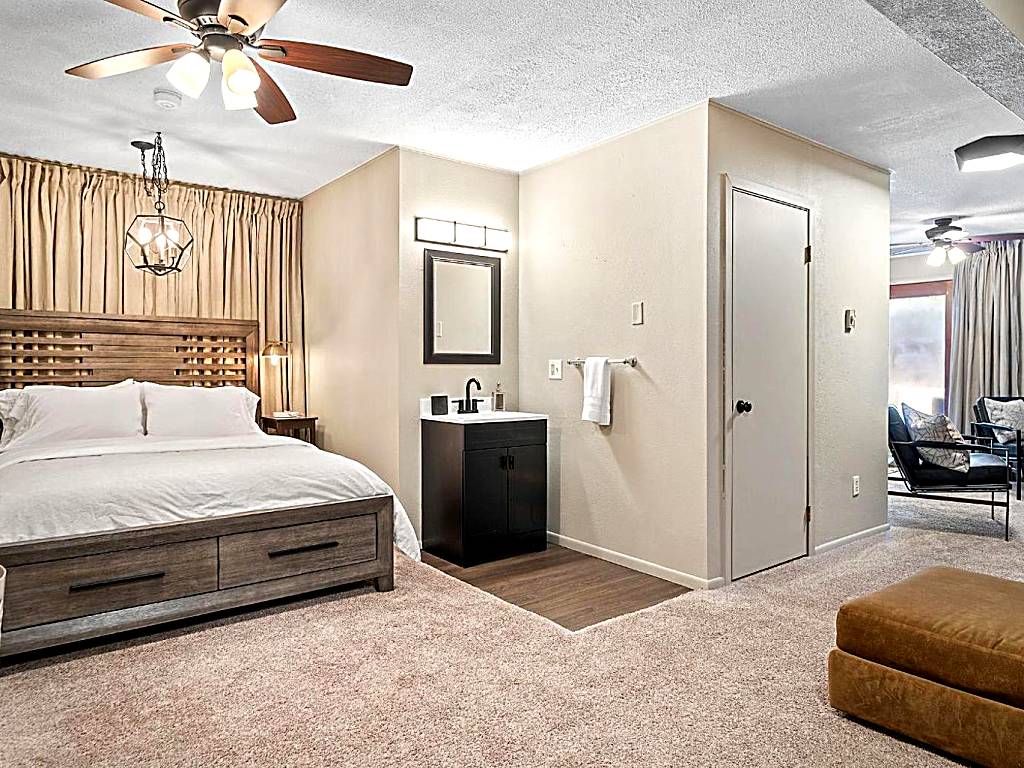 Black Forest Inn Bed & Breakfast: Deluxe Queen Suite (Rapid City)
