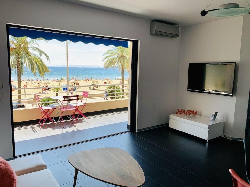 T2 Front de Mer 2pers 1 minute de la plageT2 de 44 m2 plus terrasse 16m2 , vue mer panoramique et en face de la plage Cet appartement refait à neuf bénéficie d'un confort et d un équipement optima Cet appartement est idéal pour 2 personnes avec sa chamb