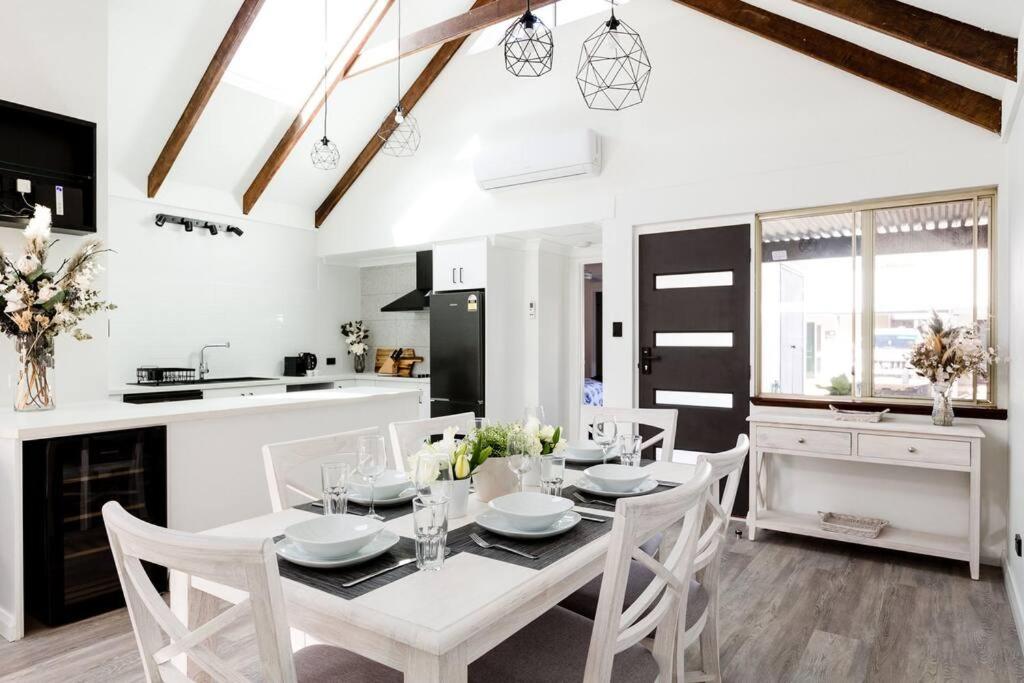 Salt & Pepper; Beautiful Town House in Margs!